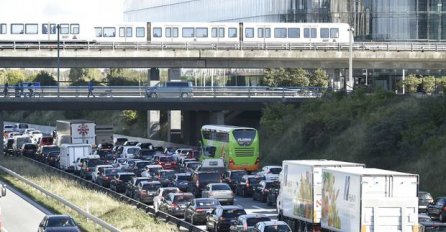 GLAVNI MOSTOVI ZATVORENI ZA SAOBRAĆAJ, POLICIJA SVE BLOKIRALA: Niko ne smije izaći iz države! (FOTO)
