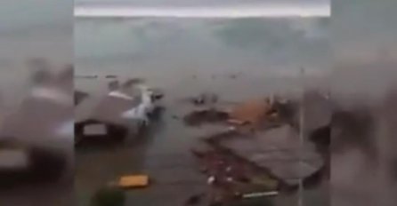 UŽAS! NAKON ZEMLJOTRESA POGODIO IH I CUNAMI: Ljudi panično bježe na sve strane, dok gledaju kako im DŽINOSVSKI TALAS udara u grad!