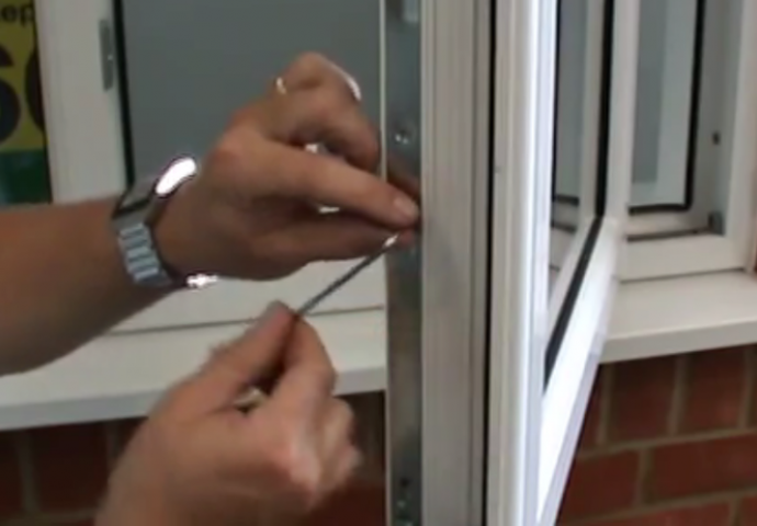 MAJSTORI VAM OVO NISU REKLI, A TRIK ZLATA VRIJEDI: Prilagodite PVC prozore ekstremnoj hladnoći koja dolazi! (VIDEO)