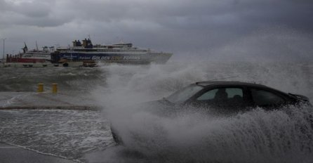 STRAŠNA OLUJA POHLARALA GRČKU, SLUTILO SE OVAKVO NEVRIJEME: Ljudi zaglavljeni na putevima, ALI NIŠTA JOŠ NIJE GOTOVO! (FOTO, VIDEO)