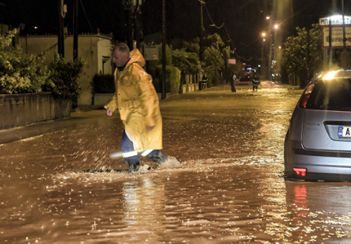RAZORNA OLUJA U GRČKOJ: Ulice su poplavljene, vjetar ruši stabla, pogledajte snimke
