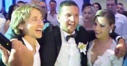 LUKA KAKVOG NE POZNAJEMO: Zapjevao na svadbi u Hercegovini i oduševio sve