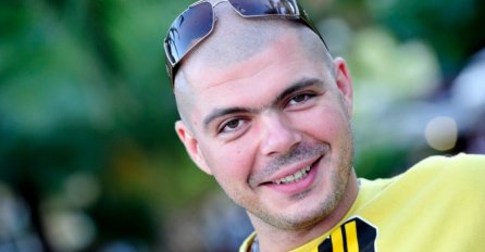 POZNATI PJEVAČ VIŠE NE IZGLEDA OVAKO: Uradio veliku promjenu na glavi, ljudi ne mogu skinuti pogled! 