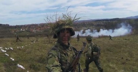 LAZAR SE DOBROVOLJNO PRIJAVIO DA SLUŽI VOJSKU SRBIJE, A ONDA JE SVE SNIMIO: Pogledajte šta se dešava u kasarni (VIDEO)
