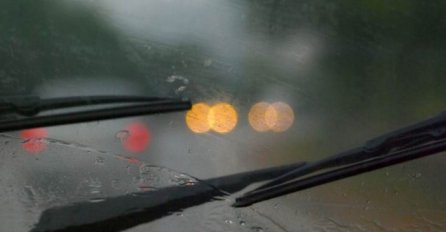SVAKI VOZAČ MORA ZNATI OVAJ TRIK KAD PADA KIŠA: Evo šta treba da uradite i stakla vam neće zamagliti