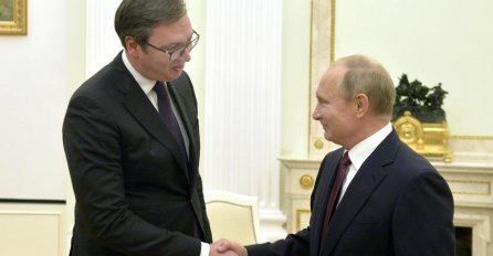 VUČIĆ PRIŠAO PUTINU, A ONDA IZ SAKOA IZVADIO ZAMOTULJAK: Putin u čudu gledao šta MU TO DAJE (FOTO)