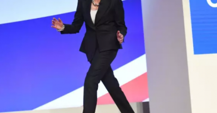 PREMIJERKA IZAŠLA PRED LJUDE I ZAPLESALA, NOVINARI ZANIJEMILI: "Ovo je najgora stvar koju sam ikada vidio" (VIDEO)