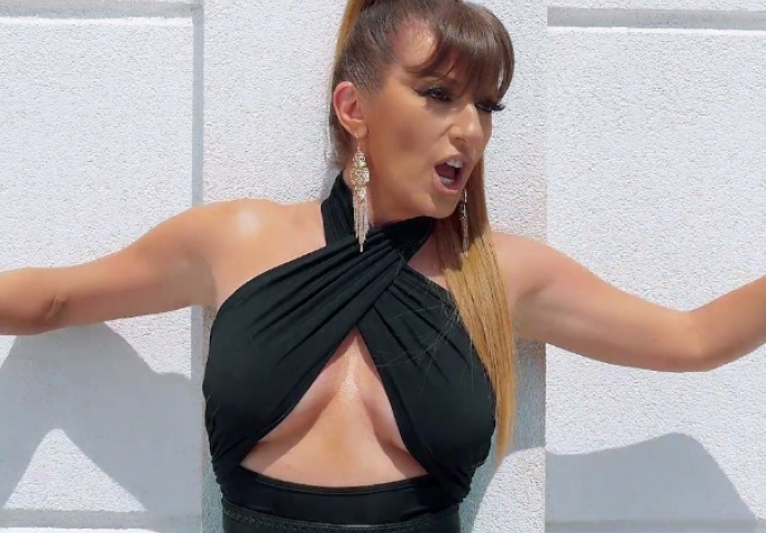 Ispadaju OGROMNE GRUDI na sve strane: A sada procurile stare slike Viki Miljković! Ovako je izgledala prije svih operacija!