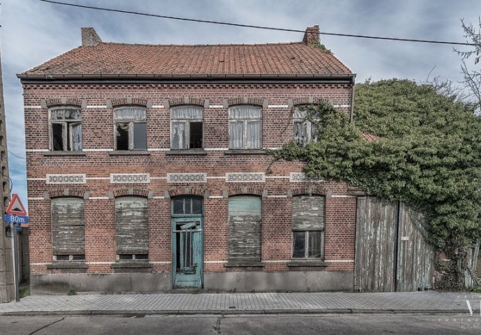 Ova stara kuća izvana izgleda sablasno: Kada vidite unutrašnjost proći će vas jeza!