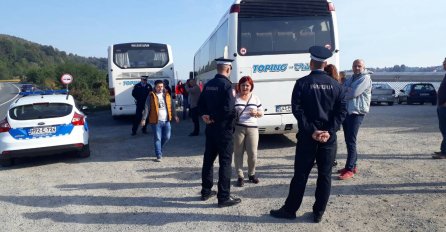 ZAUSTAVLJENI AUTOBUSI, NAROD KRENUO PJEŠKE: Potez policajca je sve ZAPREPASTIO! 