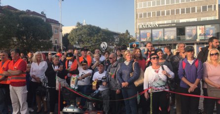 POLICIJA NAORUŽANA ČEKA, LJUDI PRISTIŽU SA SVIH STRANA: Pogledajte kako Banjaluka izgleda u ovim trenucima (FOTO)