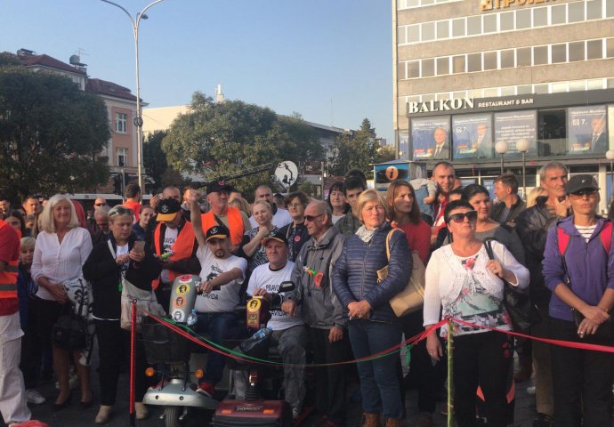 POLICIJA NAORUŽANA ČEKA, LJUDI PRISTIŽU SA SVIH STRANA: Pogledajte kako Banjaluka izgleda u ovim trenucima (FOTO)