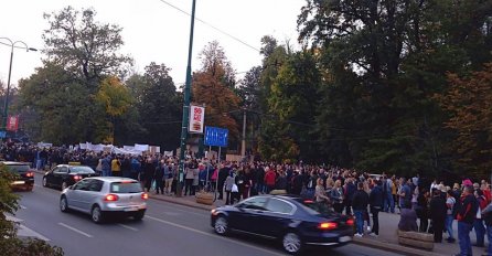 NEKOLIKO STOTINA GRAĐANA PRUŽILO PODRŠKU PORODICI MEMIĆ: Završen skup "Pravda za Dženana"