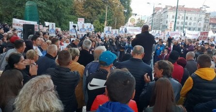 POČEO VELIKI PROTEST "PRAVDA ZA DŽENANA": Evo kakvo je trenutno stanje na Trgu djece Sarajeva! (FOTO)