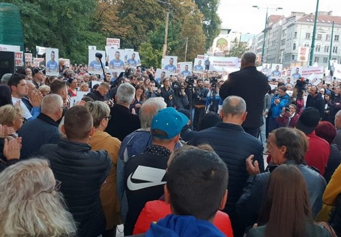 POČEO VELIKI PROTEST "PRAVDA ZA DŽENANA": Evo kakvo je trenutno stanje na Trgu djece Sarajeva! (FOTO)