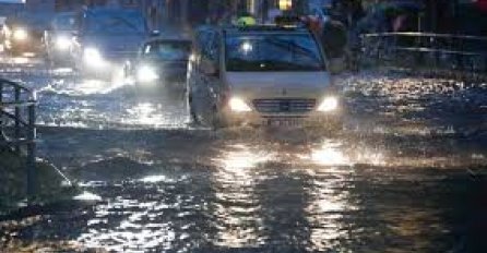 POTOP U HRVATSKOJ: Velike kiše potopile kuće, podrume i glavne saobraćajnice, vozila plove, VATROGASCI POMAŽU LJUDIMA