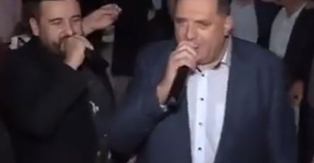 OVAKO JE DODIK PROSLAVIO POBJEDU: Zapjevao "Slike u oku", ali to nije bilo sve!  (VIDEO)