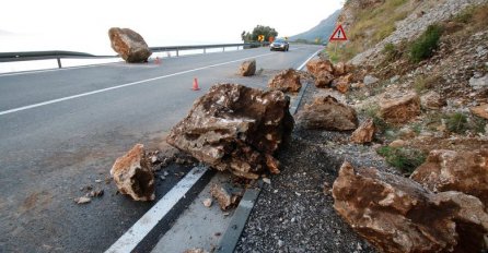 STANJE NA PUTEVIMA: Dionicama cesta koje prolaze usjecima upozorava se na moguće odrone