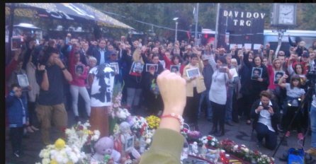 LJUDI ŽURE NA DAVIDOV TRG, SVE JE PUNO: Čuju se uzvici, DODIKU NEĆE BITI DOBRO KAD OVO VIDI (FOTO)