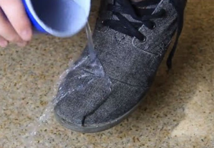 NE TREBATE KUPOVATI CIPELE ZA KIŠU: Svake cipele će postati otporne na vodu UZ OVAJ GENIJALN TRIK (VIDEO)