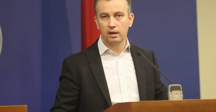 Policija podnijela izvještaj protiv Adama Šukala jer je uništio ceradu na zgradi SNSD-a