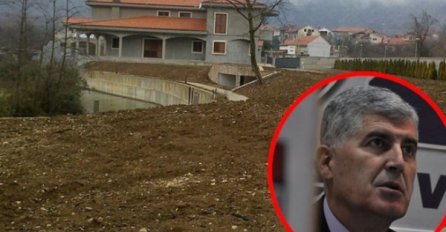 ČUVAR PRIMIJETIO DA STARIJA ŽENA DVA PUTA DNEVNO PROLAZI PORED ČOVIĆEVE KUĆE: Zaustavili su je, A ONDA JE NASTAO HAOS!