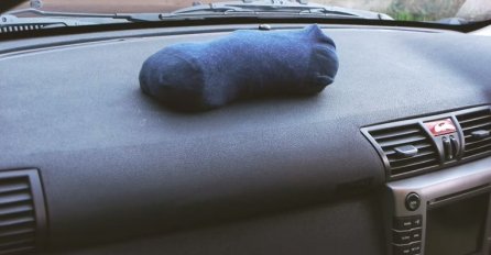 SVE VIŠE LJUDI STAVLJA ČARAPE PREKO NOĆI NA KONTROLNE PLOČE AUTOMOBILA: Ovaj trik će vas spasiti ovaj zime (VIDEO)