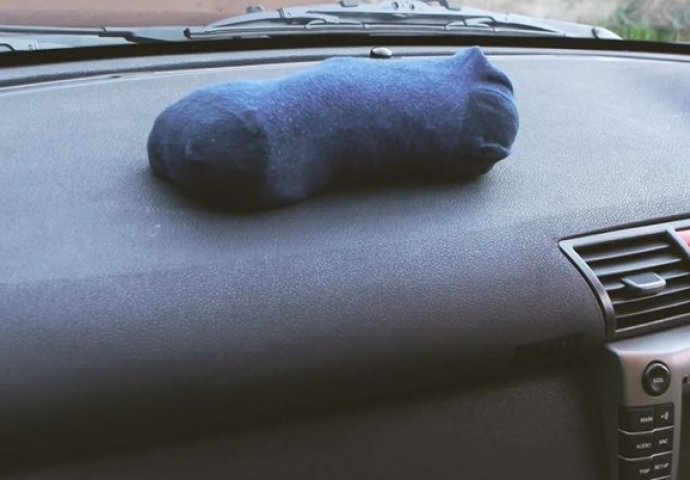 TRIK KOJI ĆE VAM OLAKŠATI ŽIVOT OVE ZIME: Stavite čarapu na kontrolnu tablu u automobil