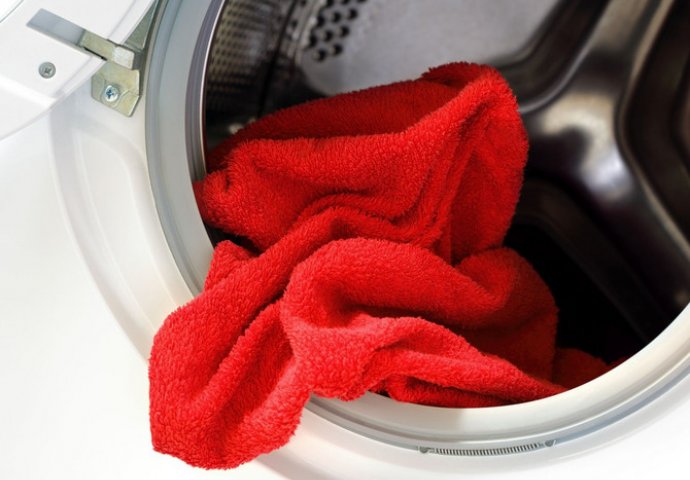 OVO JE NAJGENIJALNIJI TRIK U DOMAĆINSTVU IKADA: Žene, ako OVO UBACITE U MAŠINU, nećete morati da peglate veš poslije pranja