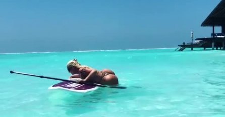 KARLEUŠA SE U MINIJATURNOM KUPAĆEM ISPRSILA, A ONDA ŽESTOK PAD: Sve joj ispalo, DUŠKO SKORO U ZEMLJU PROPAO (VIDEO)