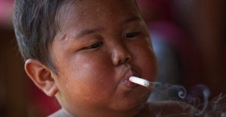 Jeste li zaboravili dječaka koji je pušio 40 cigareta dnevno? Nije zapalio već dva dana, majka tvrdi da je lošu naviku zamijenio nečim drugim (VIDEO)