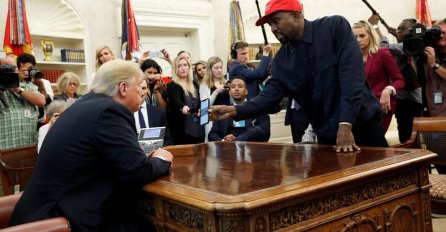HAOS U BIJELOJ KUĆI: Reper prišao Trumpu, lupao mu rukom po stolu, unosio mu se u facu (FOTO)