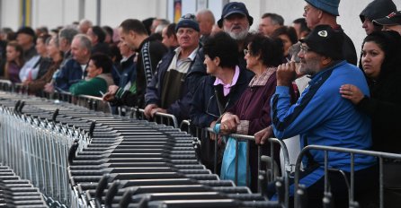 PITALI SU BEOGRAĐANKU ZAŠTO SATIMA ČEKA U REDU ISPRED LIDLA: Odgovor je TUŽAN!