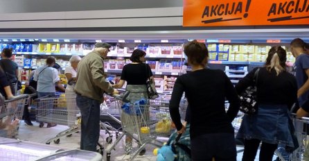 ŽENA OTIŠLA U LIDL DRUGI DAN, BABE PRESKAKALE OGRADU: Ali tek kad je ovo vidjela NIJE MOGLA SEBI DOĆI! (FOTO)