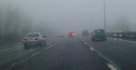STANJE NA PUTEVIMA: Magla i niska oblačnost smanjuju vidljivost, posebno u višim planinskim predjelima