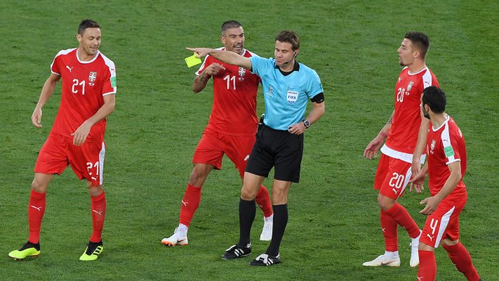 61518800-felix-brych-okruzen-srpskim-nogometasima