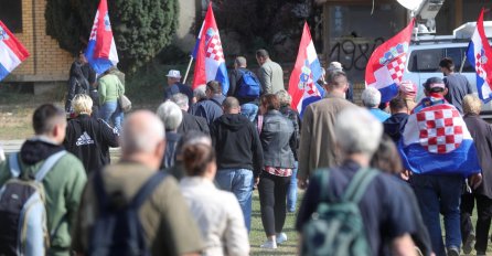 PUNI AUTOBUSI PROSVJEDNIKA STIŽU U VUKOVAR, NAJAVILI DA ĆE BITI BRUTALNI: Jedan čovjek nosio je OVU ZASTAVU u ruci!