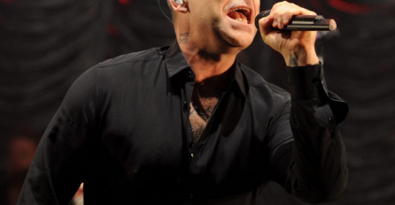 Pjevač je OVIM POSTUPKOM razbijesnio fanove: 'JADNA TVOJA ŽENA!'