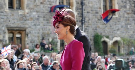 VJETAR ISPRED CRKVE PODIGAO HALJINU KATE MIDDLETON: Sjevnulo je SVE ono što KRALJICA MRZI! (FOTO)