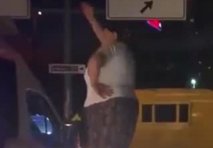 Starica je zaigrala u vozilu na semaforu: Kad vidite šta se nakon toga dogodilo, past ćete sa stolice (VIDEO)