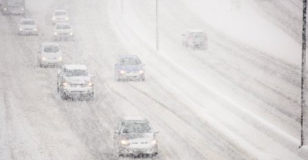 SNIJEG ZAROBIO CIJELU DRŽAVU, NASTAO SAOBRAĆAJNI KOLAPS: Palo je 30 cm snijega, ali NAJGORE TEK SLIJEDI! (VIDEO)