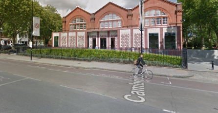 USLIKALA JE KĆERKU ISPRED MUZEJA, A KAD JE POGLEDALA SLIKU SRCE JOJ JE STALO: Šta je ovo u pozadini? (FOTO)