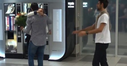 Slavni zavodnik zagrlio Jelenu Đoković: Kada vidite kako je Novak reagovao PLAKAT ĆETE OD SMIJEHA!