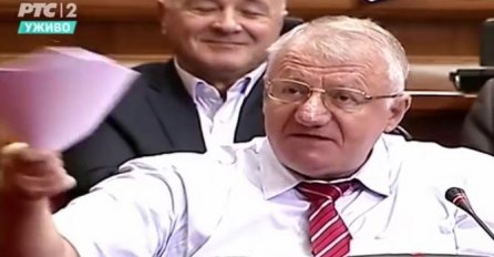 SRBI BIJESNI ZBOG ŠEŠELJOVE IZJAVE O ŽENAMA:  A pogledajte tek muškarca KOJI SJEDI IZA NJEGA! (VIDEO)