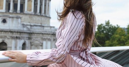 VJETAR JOJ PODIGAO HALJINU DOK SE SLIKALA ISPRED CRKVE: Cijeli svijet priča o zadnjici fudbalera! (FOTO)