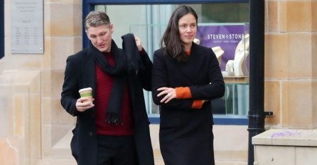 SRBI U PANICI, ŠTA JE OVO IZA ANE? Ona ne reaguje, a UŽASNA spodoba joj za vratom! (FOTO)