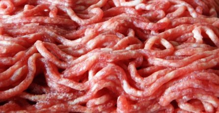 MESAR UPOZORAVA, NIKADA NE KUPUJTE MLJEVENO MESO IZ TRGOVAČKIH LANACA: Staro meso pomoću ovog trika pretvaraju u svježe 