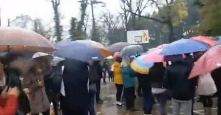 Bihać: Građani zbog kiše prekinuli proteste, najavili nove za sutra