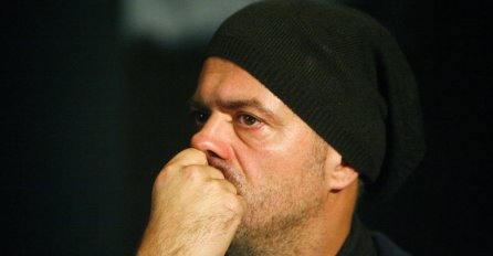 SERGEJ TRIFUNOVIĆ JOŠ UVIJEK U BOLNICI: Pogledajte dramatičan trenutak kada glumca iznose na nosilima iz pozorišta (FOTO)