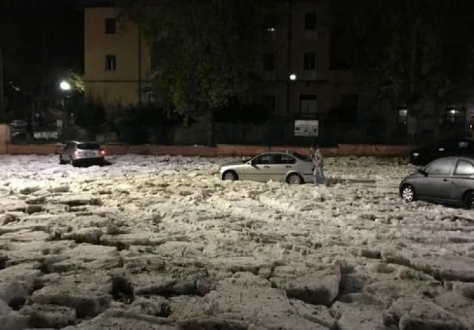Veliko nevrijeme pogodilo Italiju, oluja obarala drveće ceste poplavljene 